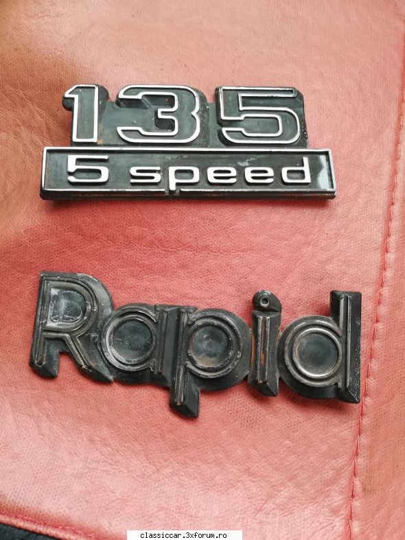 Skoda 135 5 Speed coupe - Acestea sunt emblemele de pe mașină - Prezentare masini