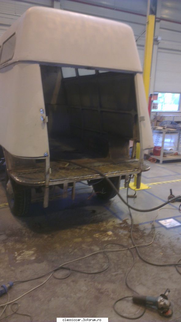 TV-51 L (autolaborator) - etape de reconditionare - Podeaua in timpul fixarii - Reconditionari si Restaurari