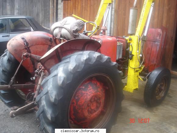 Tractor McCornick - Momentan tractorul aşteaptă - Coltul camionagiului si tractoristului oldtimerist
