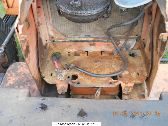 Tractor TIH 445 - filtrul de aer, suportul bateriei - Coltul camionagiului si tractoristului oldtimerist