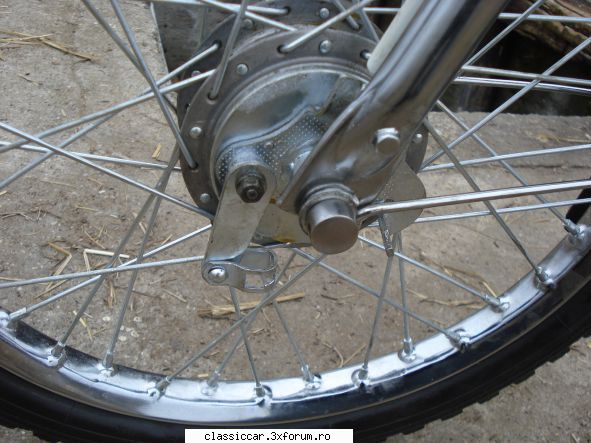 Ultima Minimobr� - detaliu roat� fat� - Prezentare motociclete, motorete si biciclete de colectie