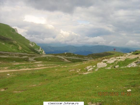 drum padina jos fata este valea prahovei busteni (in dreapta rosu este stalpul care coboara busteni