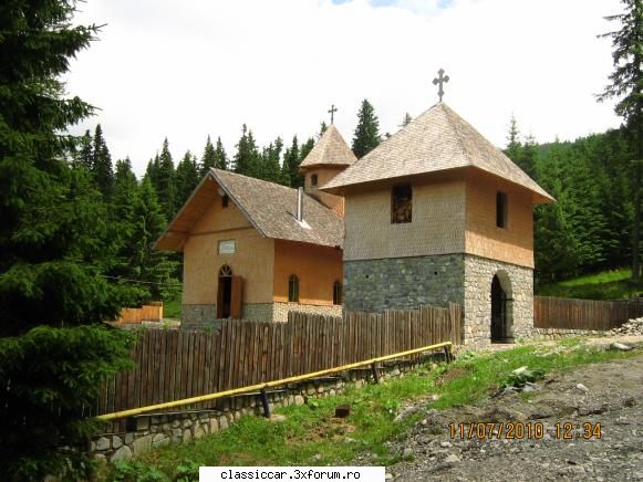 Un drum la Padina - intrarea in Schitul (vechi) Pestera - Drumetii prin Mioritic