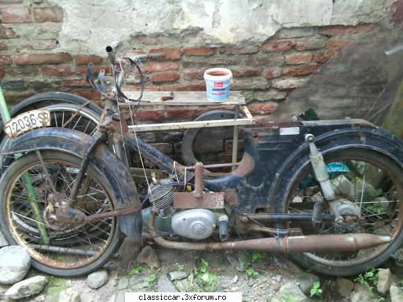 Vanatoarea de epave sibiu - O motoreta Carpati vazuta intr-o curte aproape de - Vanatoarea de epave