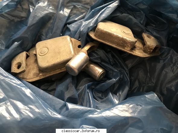 Vand diverse piese - 2 broaste usi dacia lei ambele - Vanzari  piese si accesorii
