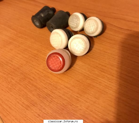 Vand diverse piese - Suruburi numar / tampoane capota portbagaj - Vanzari  piese si accesorii