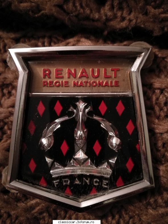 Vand diverse piese Dacia si altele - Emblema Renault Dauphine-Gordini - 150 lei - Vanzari  piese si accesorii