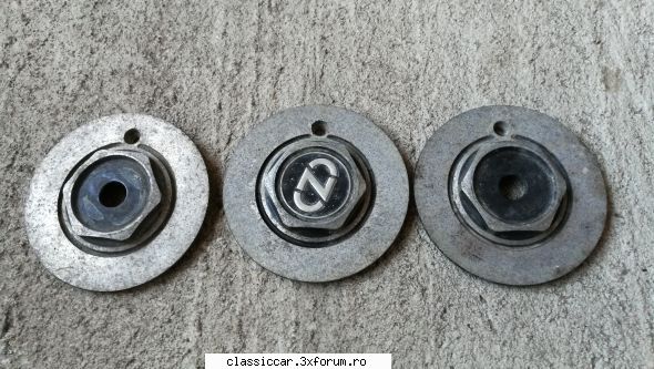 Vand diverse piese Dacia si altele - Trei capace jante, nu cunosc marca - 50 lei - Vanzari  piese si accesorii