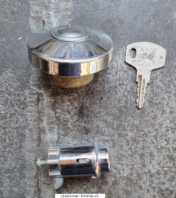 Vand diverse piese Dacia si altele - Detaliu buson Buton cromat deschidere - Vanzari  piese si accesorii