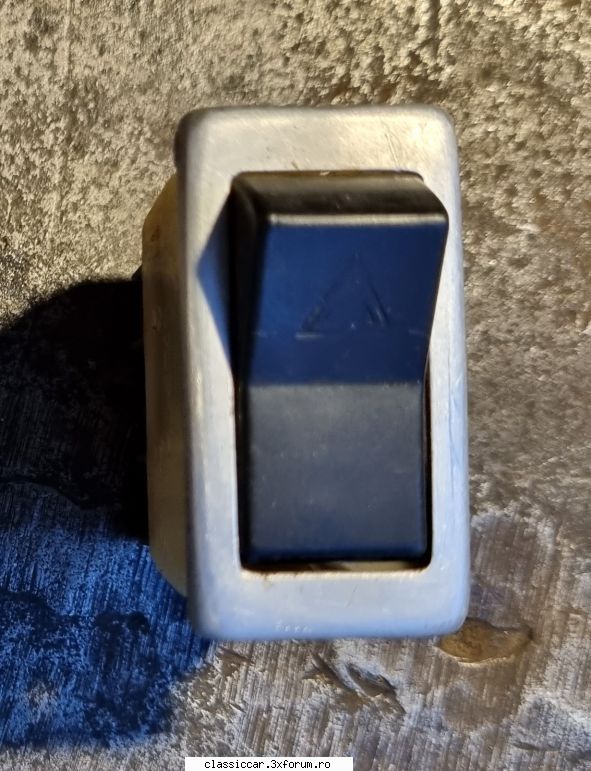 Vand diverse piese Dacia si altele - Buton avarii - 40 lei - Vanzari  piese si accesorii