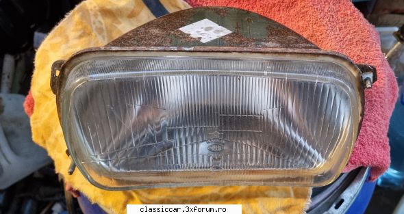 Vand diverse piese Dacia si altele - Far dacia 1300 SH �n stare buna -100 lei - Vanzari  piese si accesorii