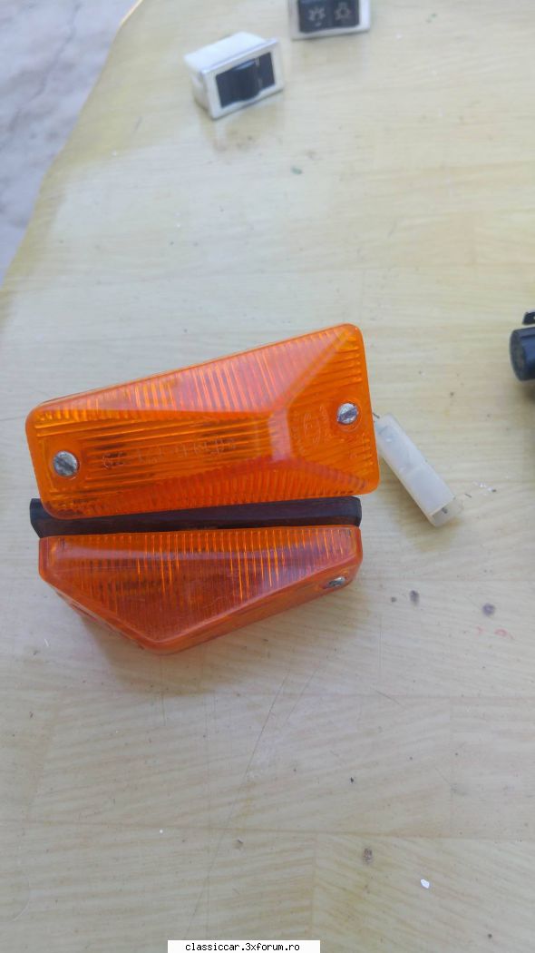 Vand piese dacia noi & sh - lampile, un a din ele nu are cheder si cablu - Vanzari  piese si accesorii