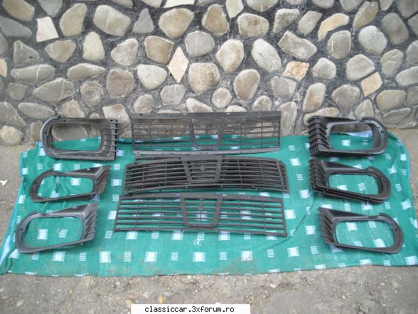 Vand piese dacia - Grila+ochelari stanga dreapta- 50 lei - Vanzari  piese si accesorii