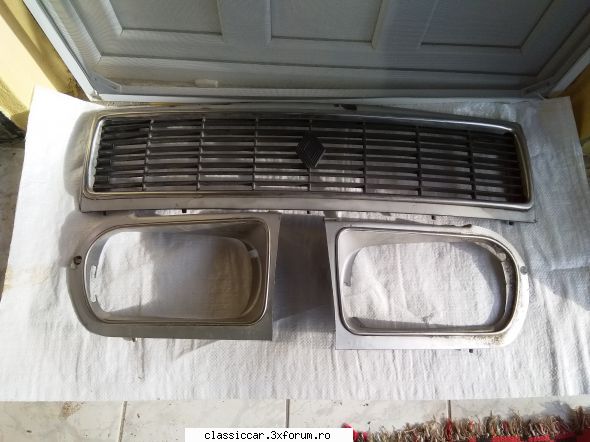 Vand piese dacia - Grila+ ochelari- 40 lei toate - Vanzari  piese si accesorii