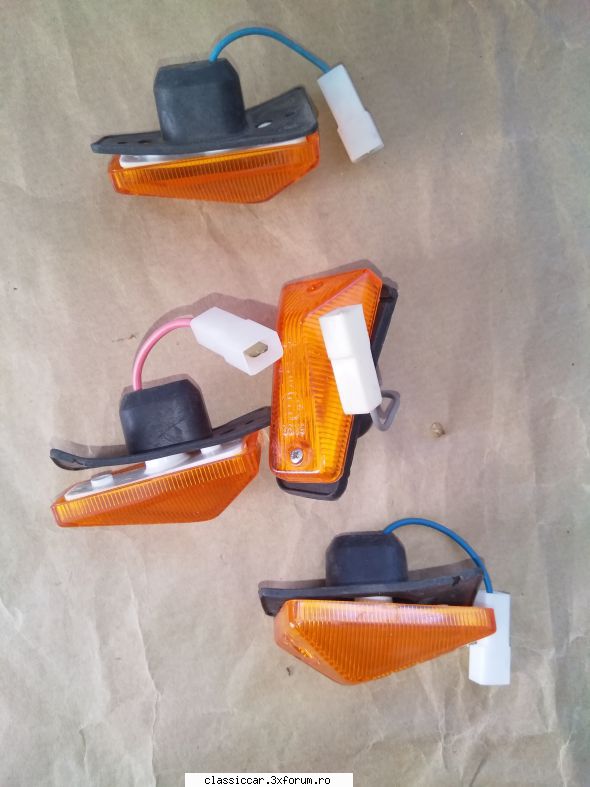 Vand piese dacia - Lămpi semnalizare aripi-10 lei bucata - Vanzari  piese si accesorii