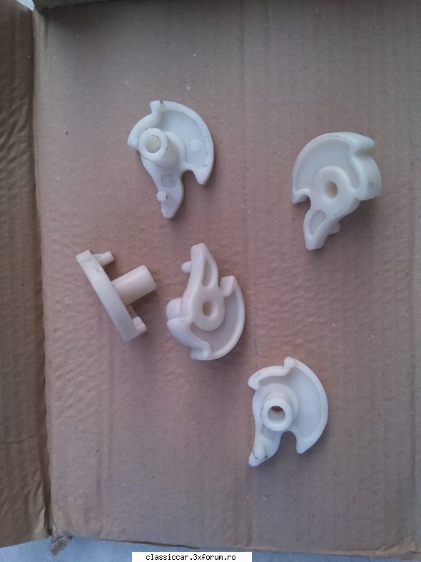 Vand piese dacia - Piesa plastic �ncuietoare capotă motor-5 lei - Vanzari  piese si accesorii