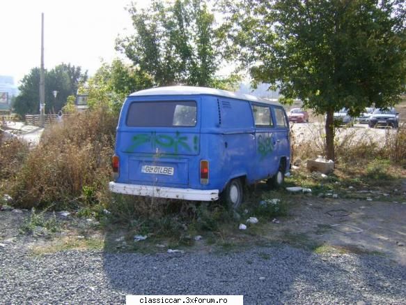 Vw T2 albastra - In Gheorgheni, langa fostul patinoar, este un T2 - Am vazut prin Cluj-Napoca
