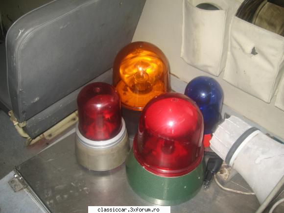 cumpar girofar - vil recomand pe cel mic, rosu, aflat in coltul - Cumparari piese