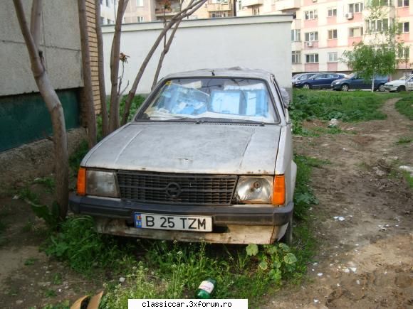 de prin cartier - un opel care nu este intr-o stare prea buna - Vanatoarea de epave
