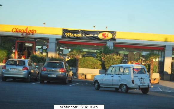 din franta - Un Renault 4 surprins �ntr-o benzinarie - Din lumea larga