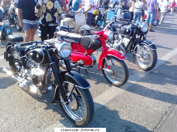 din grecia - cateva motociclete la o parada a masinilor si - Din lumea larga