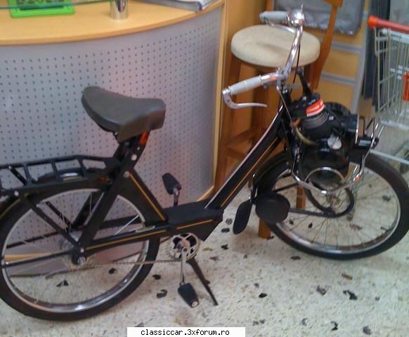 din grecia - tot velosolex,batranul le aduce ''epave'' din - Din lumea larga