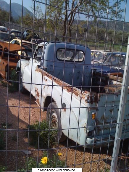 din grecia - un cimitir de masini vechi si rare dar toate - Din lumea larga