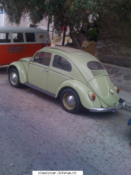 din grecia - omul cred ca este colectionar are 4 masini - Din lumea larga