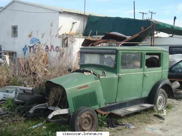 din grecia - masina asta sta uitata intr-o curte este un Essex - Din lumea larga