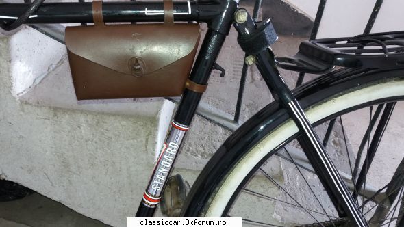 din pivnita lui bogtor - Gentuta si pedalele din fotografiile de mai jos - Vanzari-Cumparari biciclete
