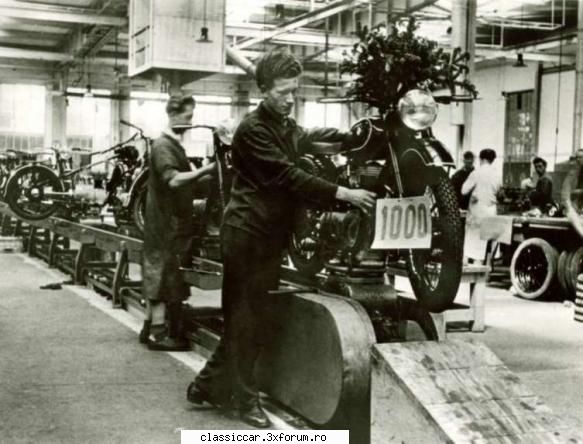 imagini cu motociclete clasice - linie de productie bmw - Classicopedia