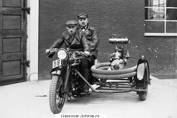 imagini cu motociclete clasice - si pe Triumph, utilajul "Little Florian" (la - Classicopedia