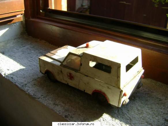 jucarii romanesti de inainte de 89 - Aro 243 de ambulanta - Modelism si machetute