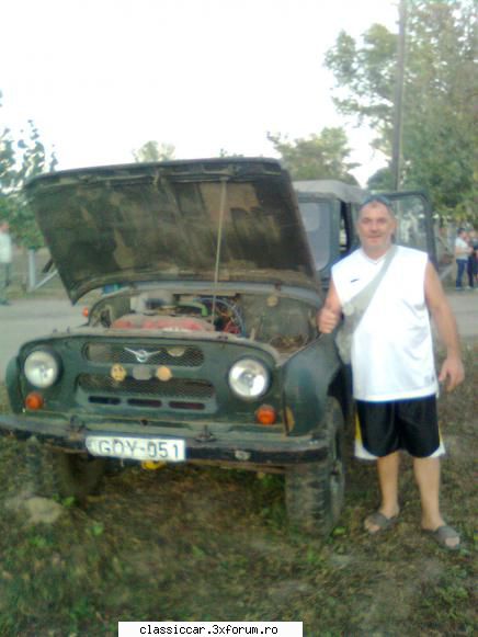 ladacross in ungaria - jeep la intrare, pe butuci - Din lumea larga