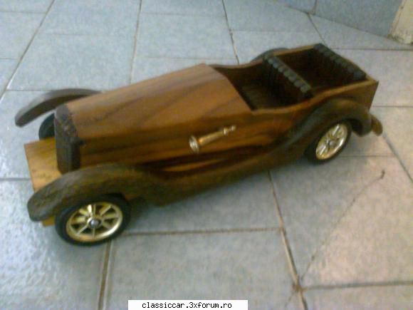 macheta,din lemn,masina veche - macheta este din lemn,are 30 cm lungime si 10 cm - Modelism si machetute