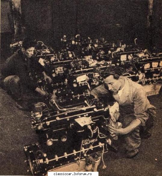 poze cu motoare vechi - o poza din 1947 de la uzina Alfa Romeo ,magazie - File de istorie