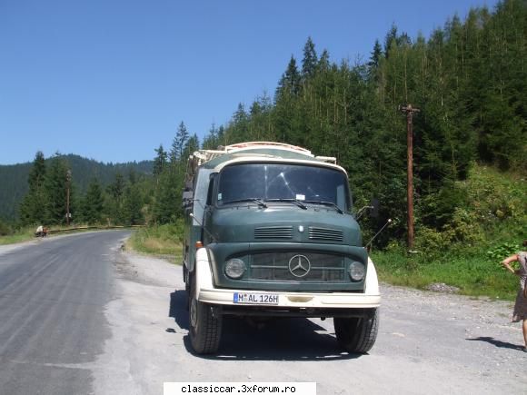prin tara - un Mercedes cu excursionisti foarte faini o fata - Am vazut prin Romania