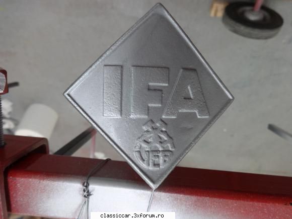 reconditionare IFA F8 Cabrio - Sigla sablata si pregatita de vopsit - Reconditionari si Restaurari