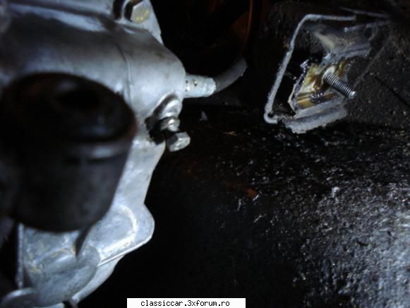 suporti prindere cutie 5 tr Dacia 1310 - cutia cu 5 implantat� ...se vede distanta dintre - Coltul Tehnic