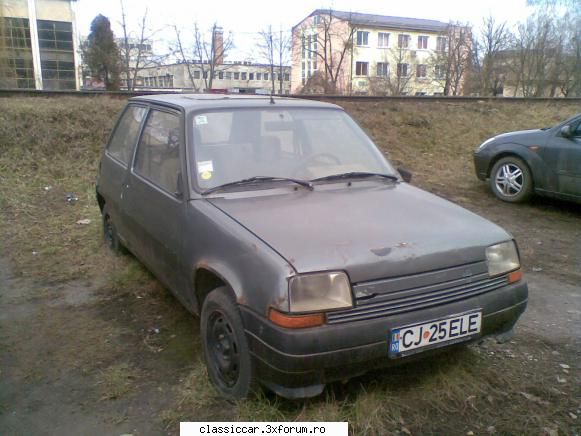 zona Marasti - Renault 5 la mica distanta de Skoda, intepenit - Am vazut prin Cluj-Napoca